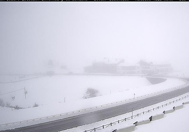 La estación de San Isidro bajo la nieve este viernes.