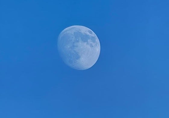 La luna casi llena vista desde León en los pocos momentos sin nubes de días pasados.