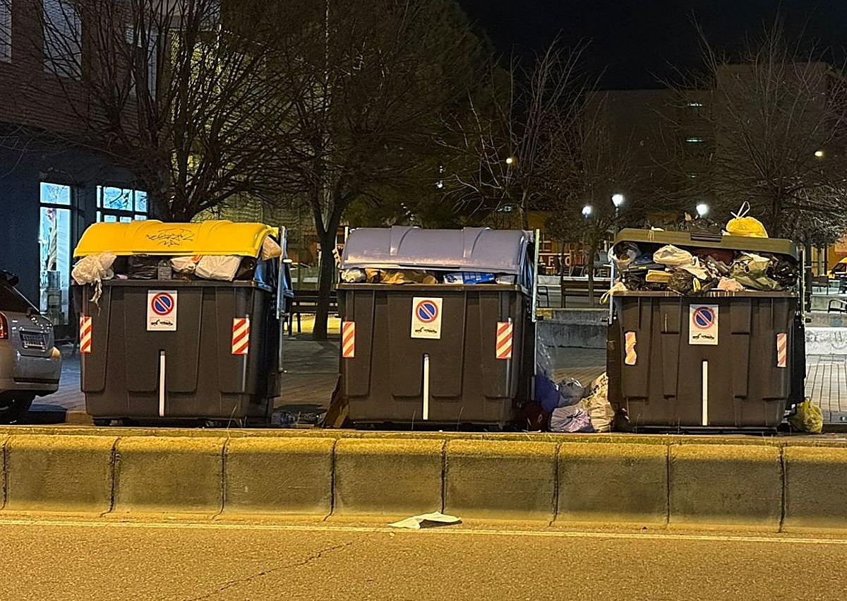 Imagen secundaria 1 - Ejemplos de contenedores llenos de basura y desperdicios a su alrededor en San Andrés del Rabanedo durante este semana.