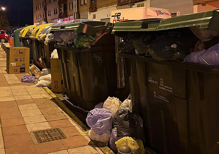 Varios contenedores repletos de basura en una calle de San Andrés del Rabanedo.