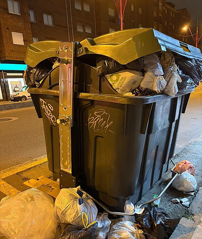 Imagen secundaria 2 - Ejemplos de contenedores llenos de basura y desperdicios a su alrededor en San Andrés del Rabanedo durante este semana.