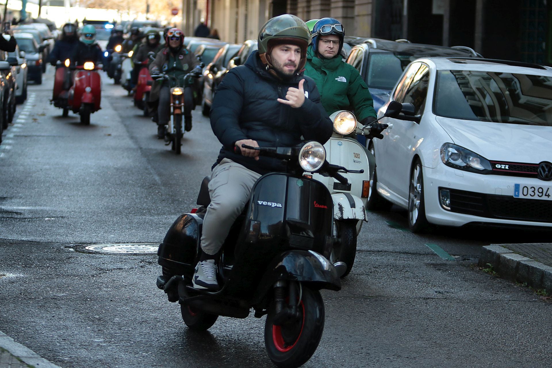 Varios conductores con sus 'scooter' por el centro de León.
