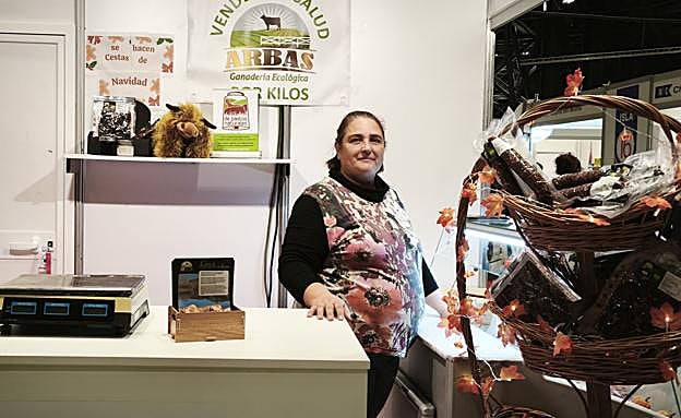 Rosana Álvarez en el stand de Ganadería Arbas