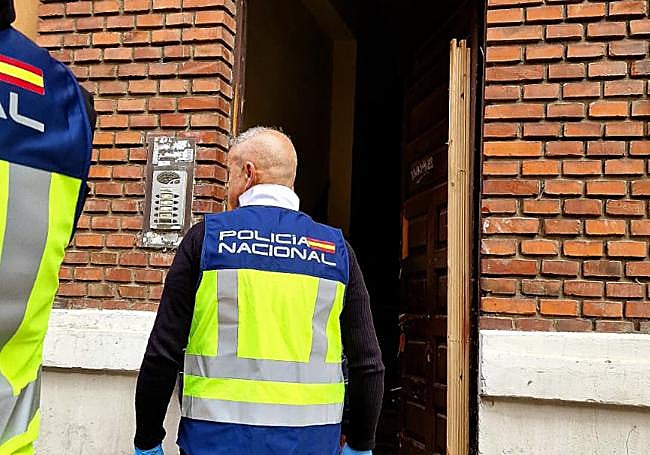 Otra imagen de la entrada a un registro en León.