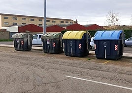 Contenedores ya recogidos en avenida de la Constitución de Trobajo del Camino.