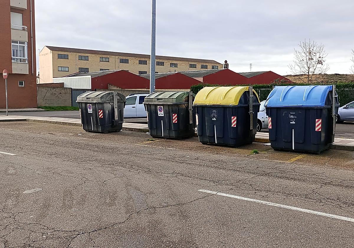 Contenedores ya recogidos en avenida de la Constitución de Trobajo del Camino.