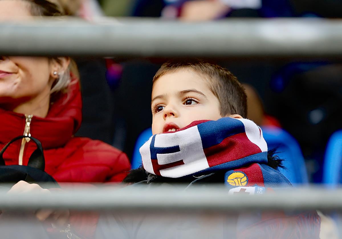 Un aficionado del Eibar en Ipurua.