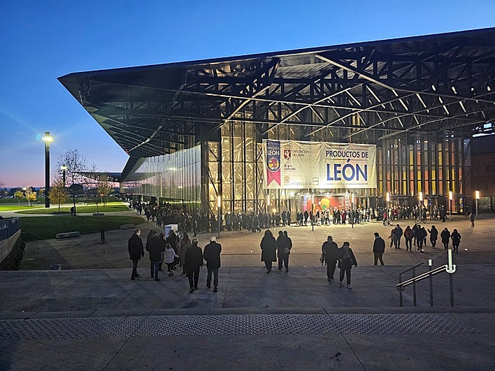 Cola de concierto musical para acceder a la Feria Productos de León