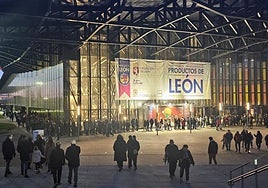 Fila con centenares de personas esperando para entrar al Palacio de Exposiciones, que acoge la XXXI Feria de Productos de León.