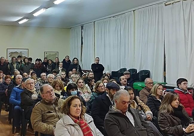 Cerca de dos centenares de personas asisten en Vidanes a la reunión en la que se crea una asociación contraria al proyecto de una planta de biogás.