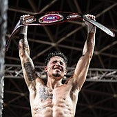 Barrul celebra su victoria.