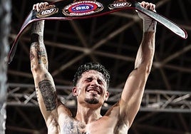 Barrul celebra su victoria.