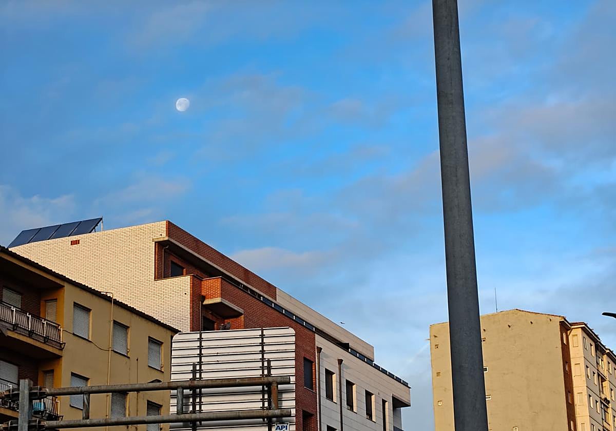 La Luna, entre intervalos nubosos, al amanecer en León capital.
