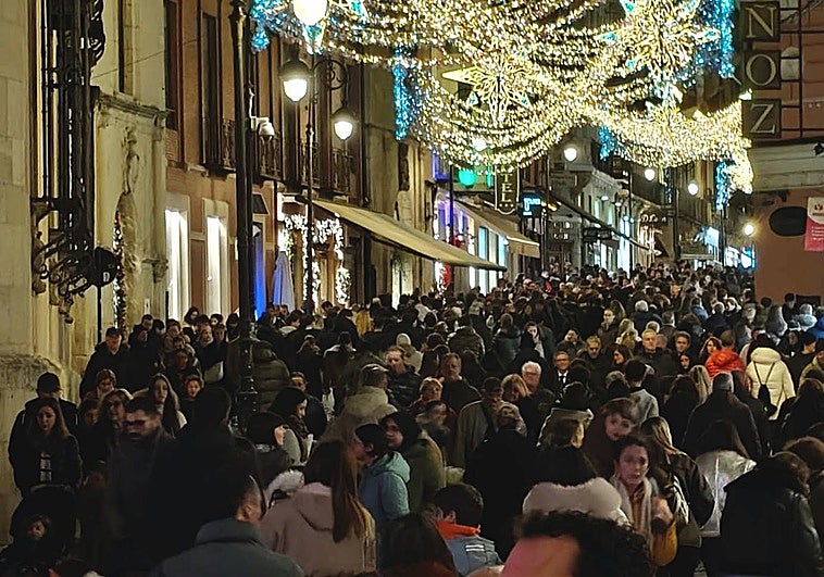 La calle Ancha, repleta de gente durante la noche del 6 de diciembre de 2025.