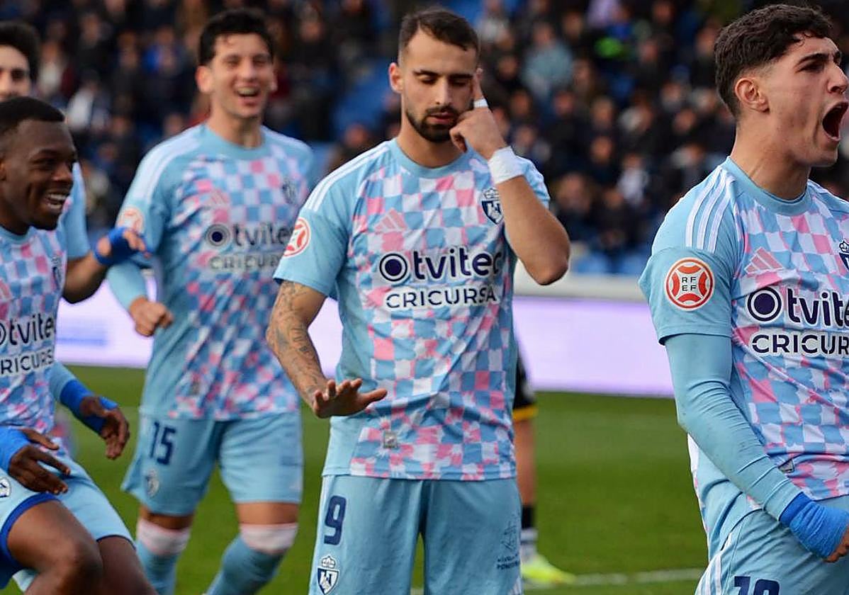 Cortés celebra el 0-2 rodeado de sus compañeros de equipos.