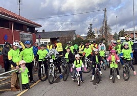 Participantes de la marcha ciclista popular en favor de la investigación del ELA esperan para salir desde el Centro Deportivo Urbano González.