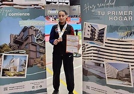 La medallista posa con ella.