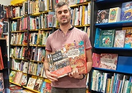 Óscar García posa con dos de los libros elegidos en 'El Guardián de Libros'.