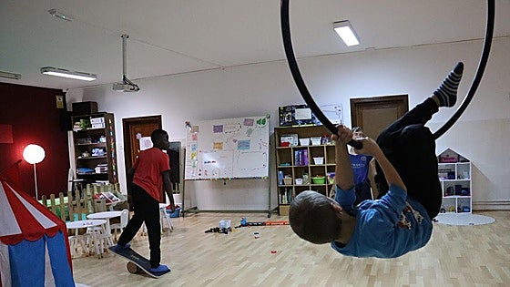 Dos de los niños del programa jugando en la ludoteca 'La Fontana Espacio Concilia'.