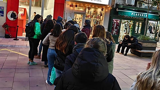 Colas para conseguir un trozo de tarta en una inauguración en León