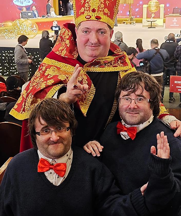 Imagen secundaria 2 - El obispo de la Lotería se rodea de amigos.