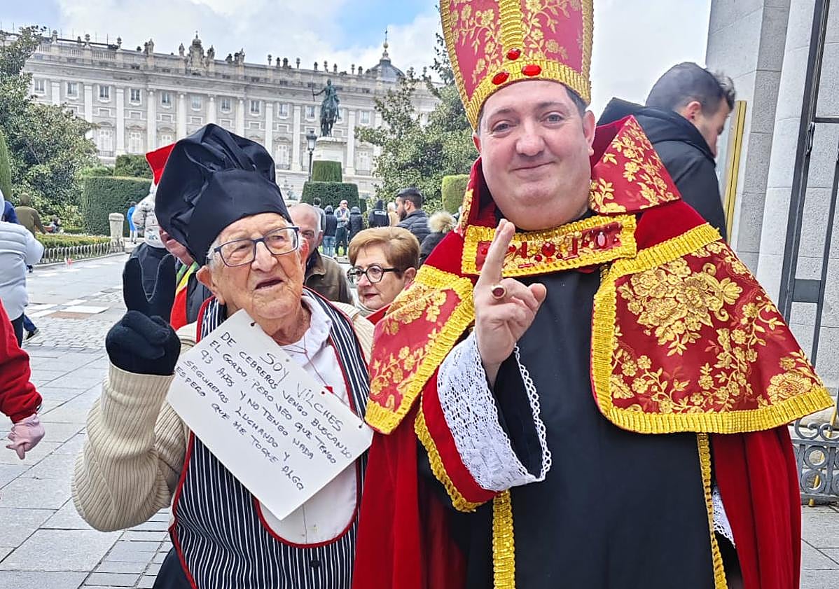 Imagen principal - El obispo de la Lotería se rodea de amigos.