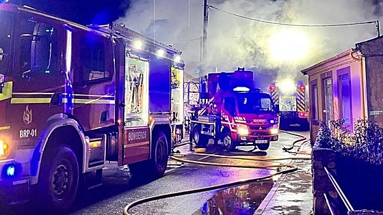Un incendio en una leñera calcina una vivienda en Calzada de la Valdería