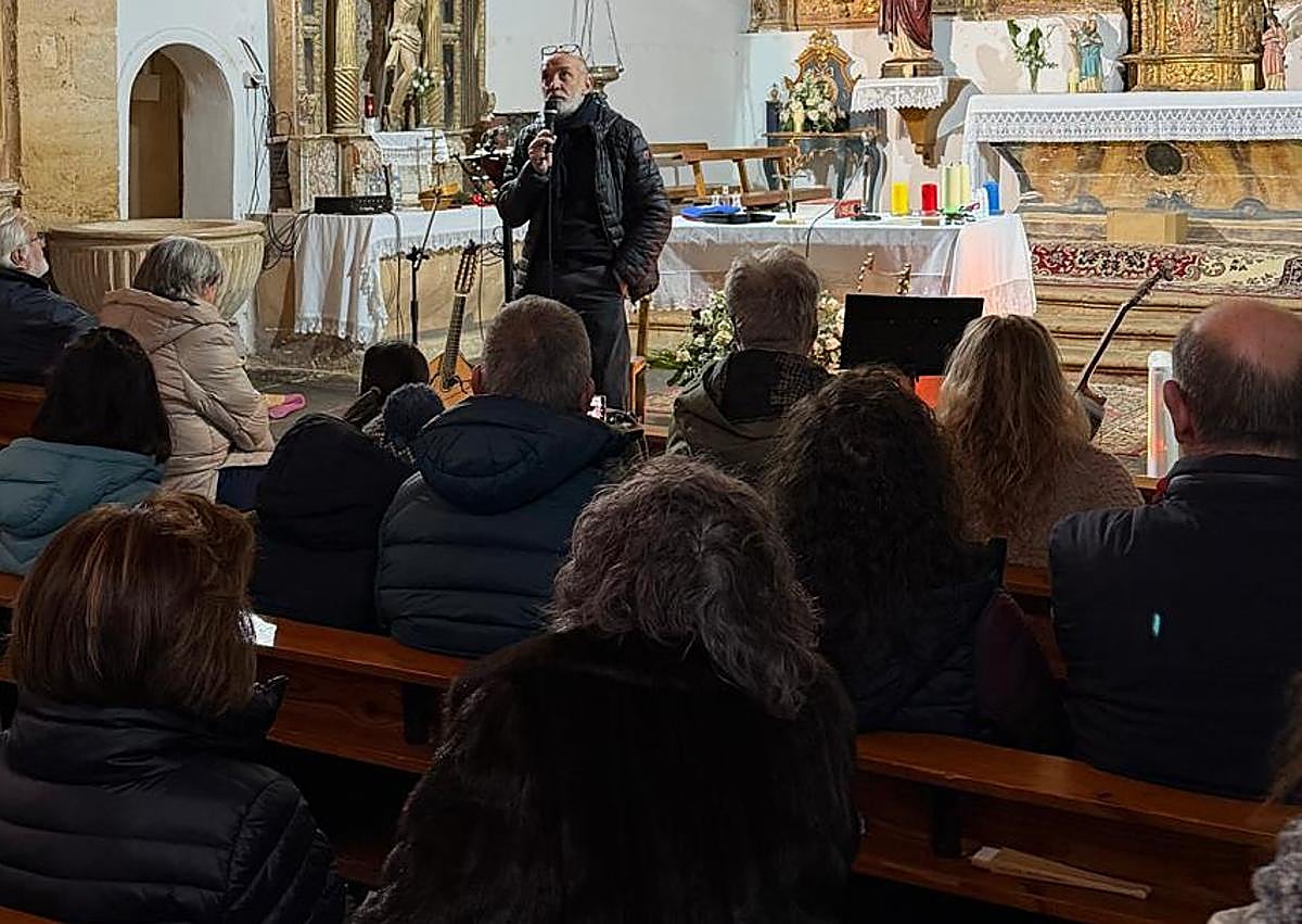 İkincil resim 1 - Valdesaz de los Oteros kilisesindeki faaliyetin farklı anları. 