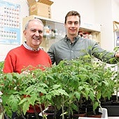 Los investigadores José Luis Acebes Arranz y Carlos Frey Domínguez en el Laboratorio de Fisiología Vegetal de la Facultad de Ciencias Biológicas.