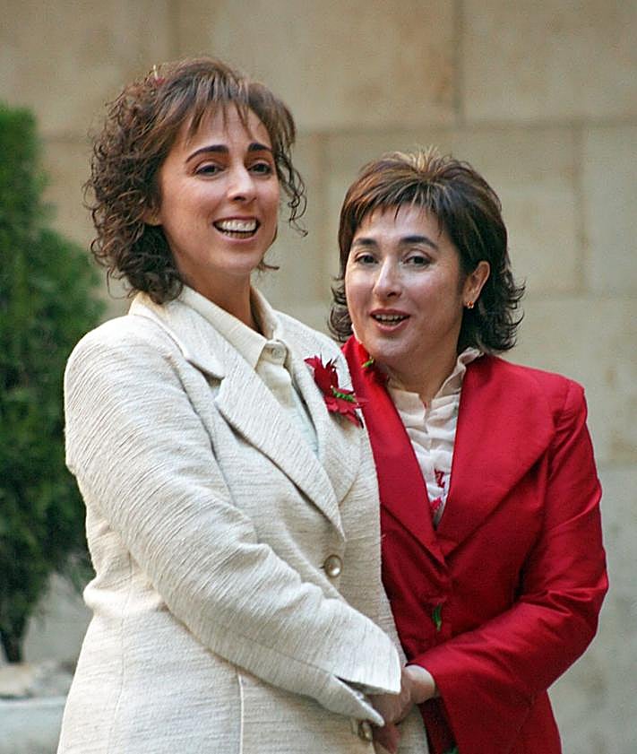 Imagen secundaria 2 - Pilar e Iluminada el día de su boda.