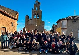 Vecinos de Villarrín del Páramo celebrando anticipadamente el fin de año.