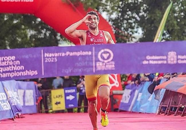 Kevin Viñuela, Aquathlon CE'de bitiş çizgisine birinci olarak giriyor.