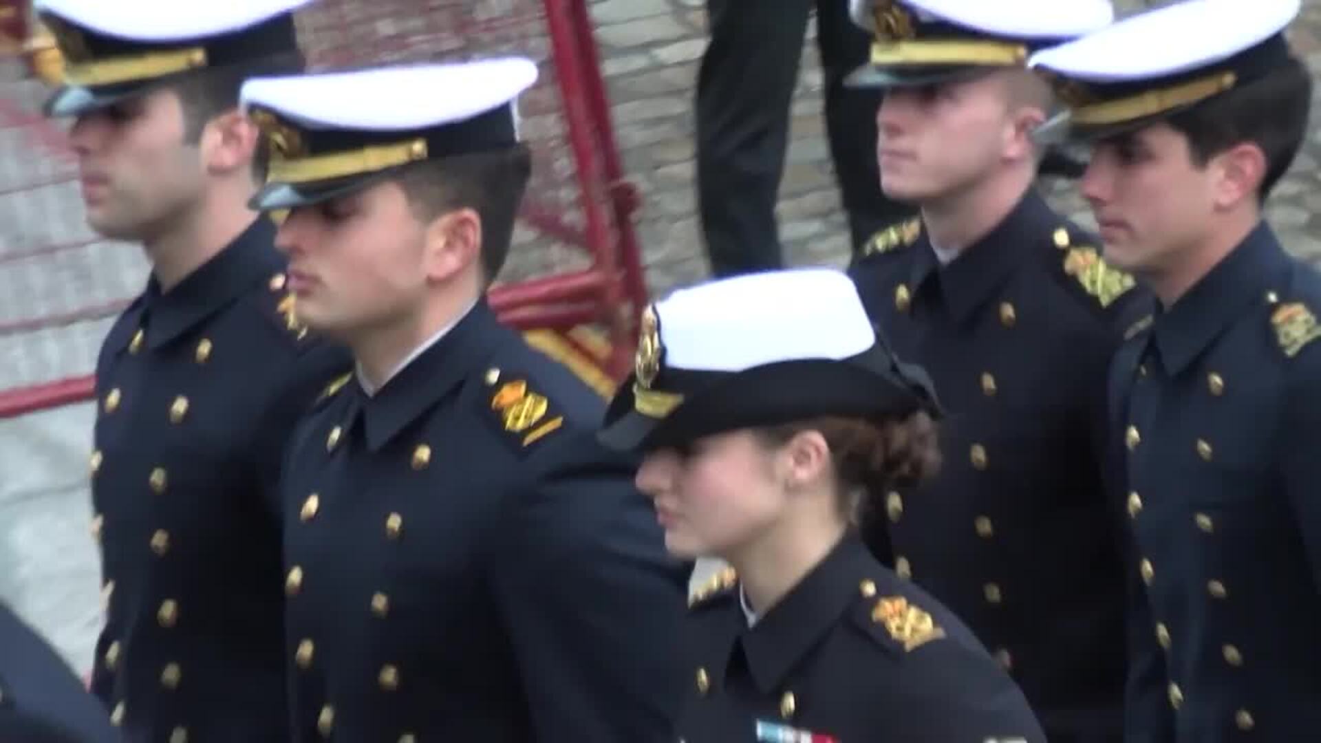 Los Reyes despiden en Cádiz a Leonor, que zarpa en el buque escuela Juan Sebastián Elcano