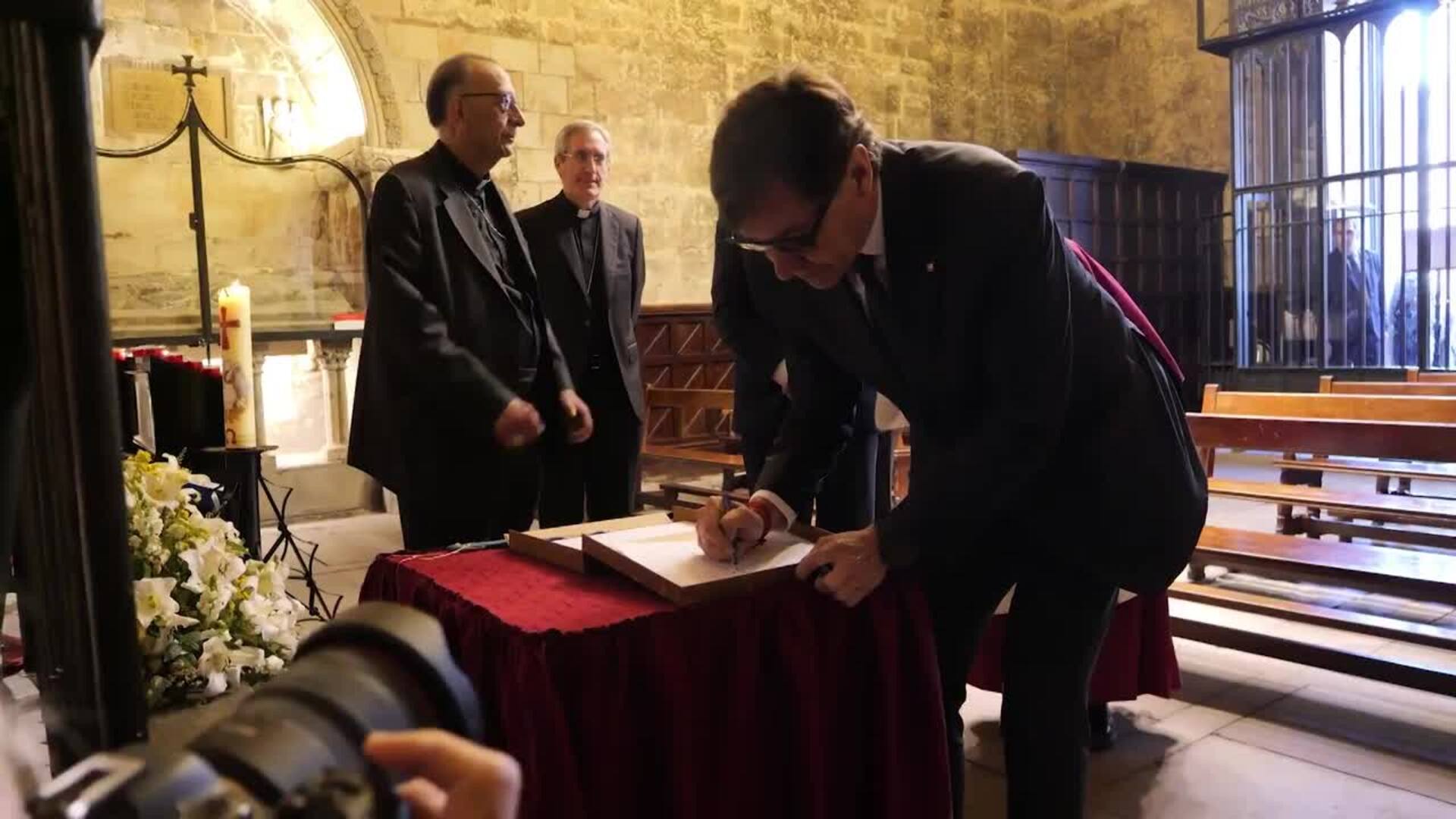 Illa, en el libro de condolencias en Barcelona: "Puso a los pobres y desvalidos en el centro"