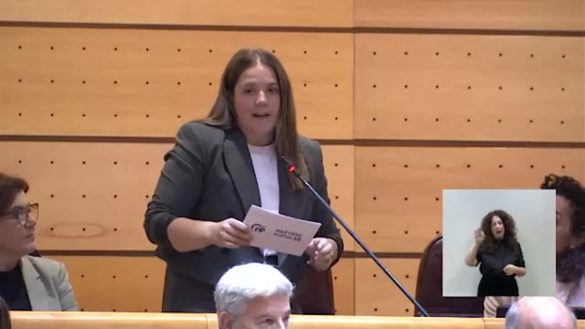 El PP echa en cara a Pilar Alegría que comparta mesa con el "asesor acosador" de Ferraz