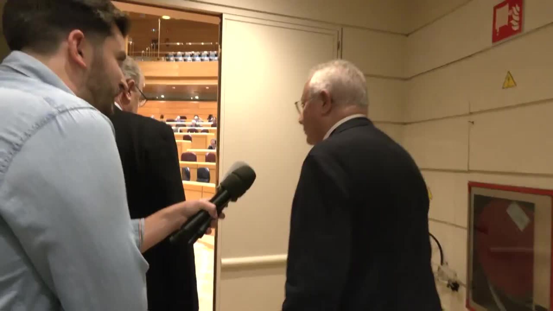 El Senado capta a Javier Arenas (PP) fumando un váper en su escaño y él lo niega