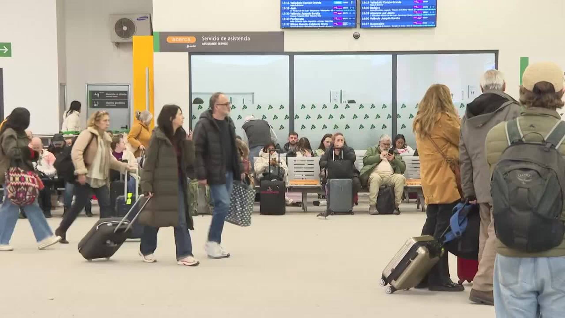 Viajeros se preparan para un puente de diciembre con familiares y amigos