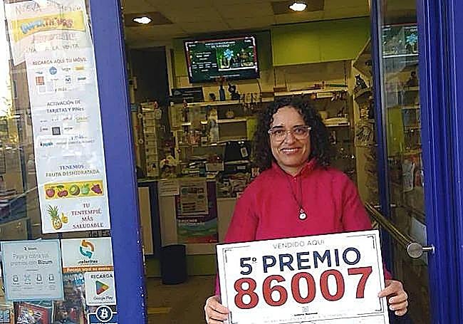 Aurora Arias, vendedora de este punto de venta mixto en 2023.