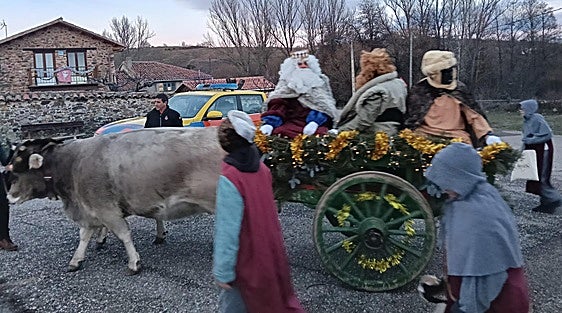 Los Reyes Magos y su forma de llegar a los pueblos: en remolque, furgoneta o vacas