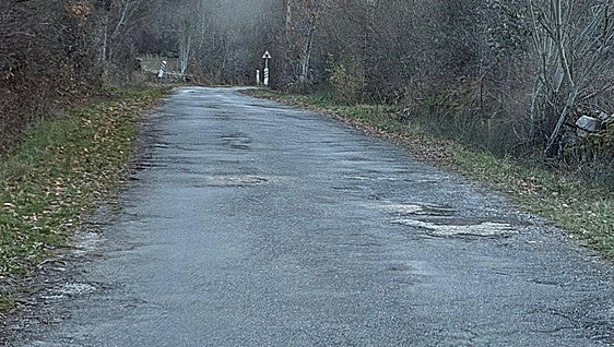 El PP denuncia el «pésimo estado» de la carretera de Aviados por el «retraso» de las obras