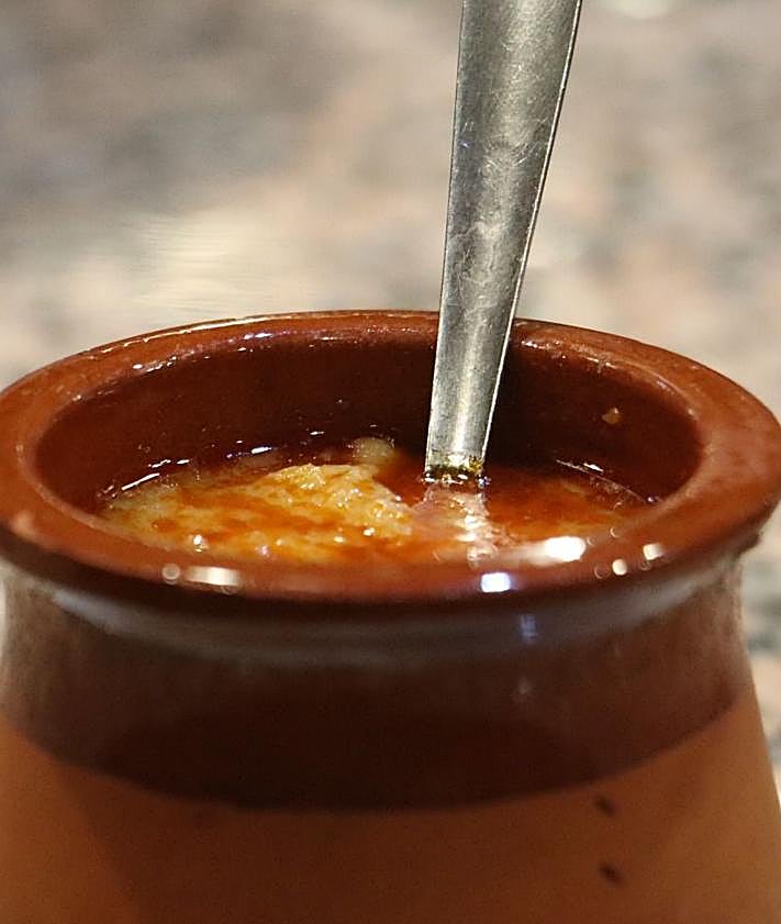 Imagen secundaria 2 - Imagen de Celestino Rodríguez en la cocina de Casa Tino.