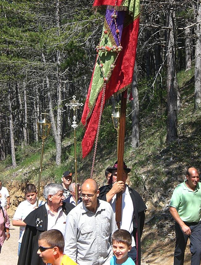 El pendón de Cistierna asciende hacia la ermita de San Guillermo de Peñacorada en la romería del 28 de Mayo.