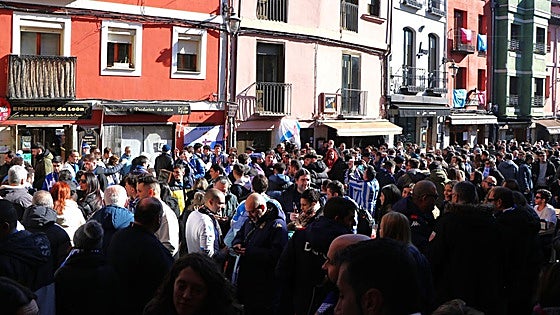 La marea blanquiazul del Deportivo invade el centro de León