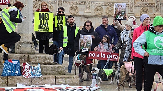 Leoneses exigen el fin de la caza y la protección de los perros olvidados: «El monte debe ser un refugio»