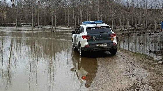 Un Cea en nivel rojo anega campos y carreteras de León, donde hay «máxima preocupación»