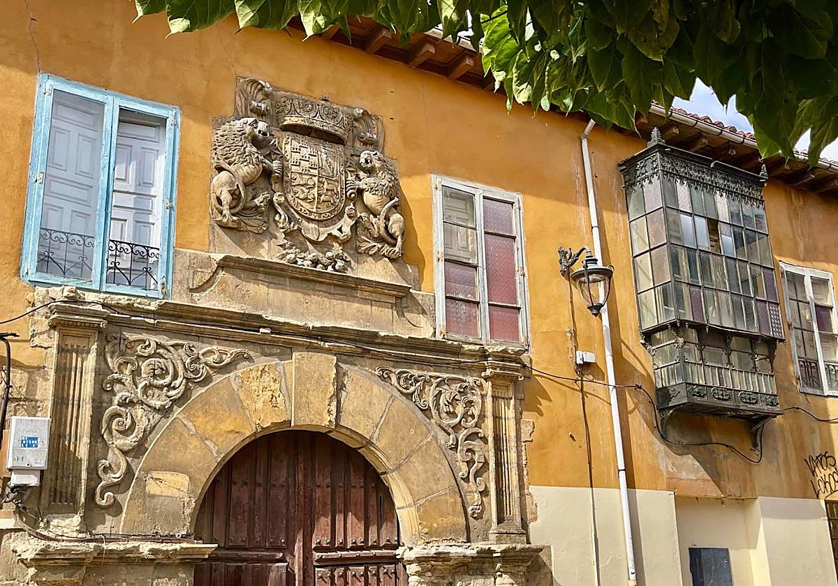 Palacete de los Lorenzana que sale a la venta en el centro de León.