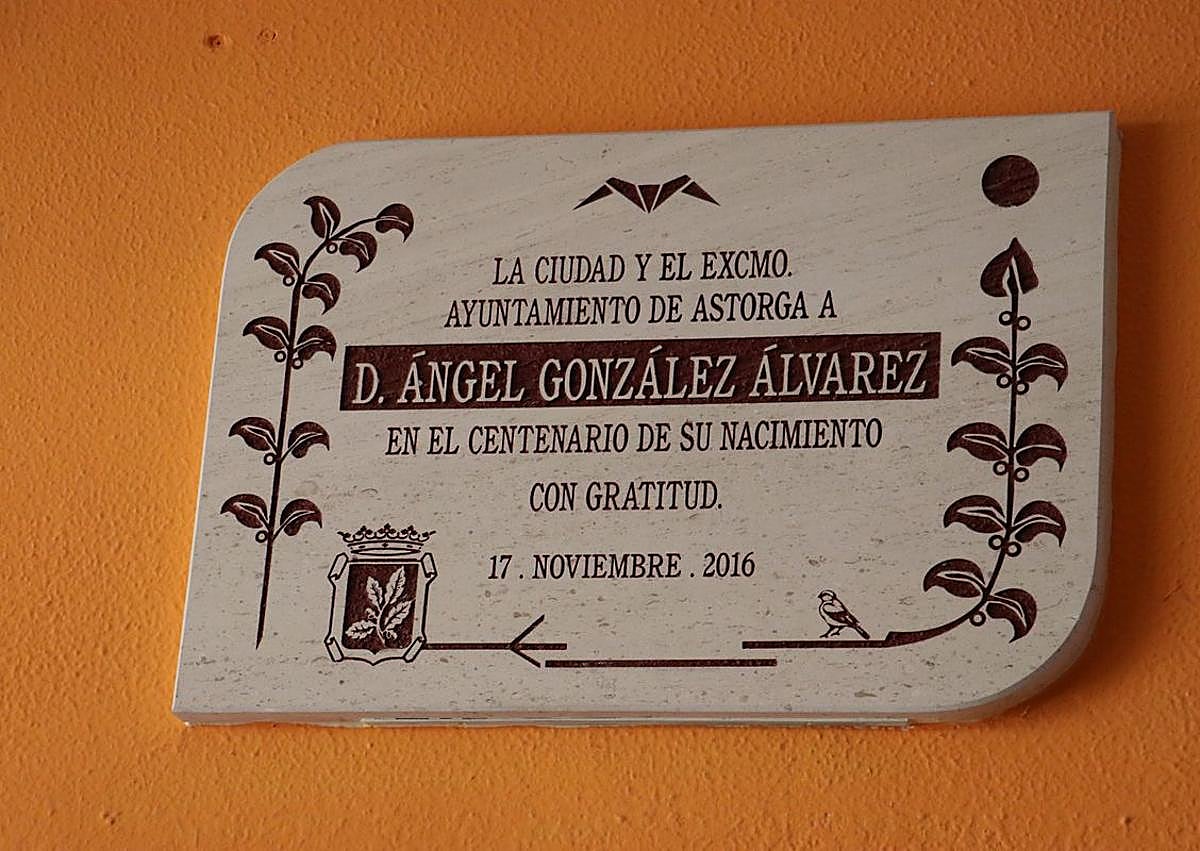 Imagen secundaria 1 - Cuadro donado por la familia de González Álvarez; Placa conmemorativa del centenario de su nacimiento; Manuel Merayo, jefe de estudios del centro.