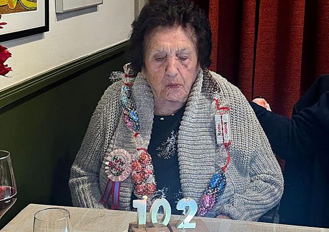 Carmina, soplando las velas de su 102 cumpleaños.
