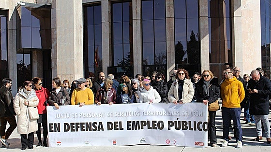El personal funcionario de León se planta ante la Junta: «El trabajo sale a costa de condiciones penosas»