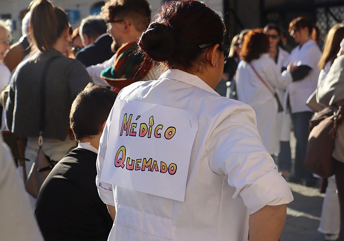 Una médico, antes de iniciarse la manifestación desde Botines en León este 17 de marzo de 2026.